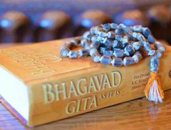 Teacher Sadaf Jahan threw Shrimad Bhagwad Gita in dustbin [Bihar, India]